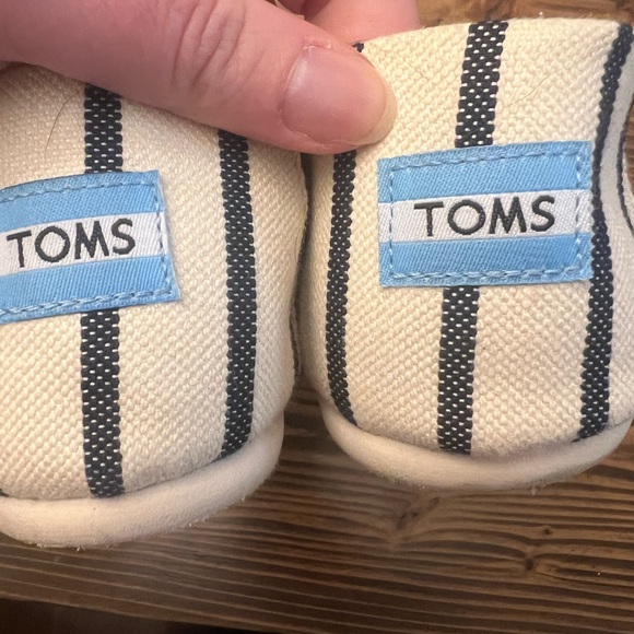 Tom’s size 9 striped shoe - Picture 3 of 3